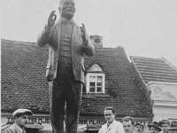 Uređenje postolja spomenika prije otkrivanja obavili su poznati petrinjski graditelji (22.10.1936.), izvornik knjiga I. Goleca, Povijest grada Petrinje, str. 202